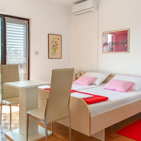 Apartment Rosemary Promajna